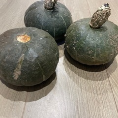 お菓子 と 小玉かぼちゃ3個
の画像