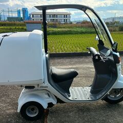 ホンダのジャイロキャノピー　2スト　大きなBOX付きでクリスマスの雰囲気漂う車体です。の画像