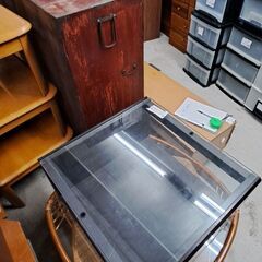 【リサイクルショップどりーむ天保山店】No.2767　ガラステーブル　キャスター付きで便利🎵の画像