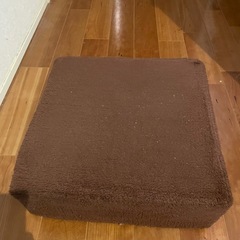 四角い硬いクッションの画像