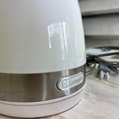DeLonghi デロンギ 電気ケトル ホワイトの画像