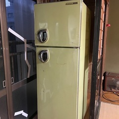 【無料・引き取り限定】レトロな冷蔵庫の画像