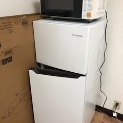 降昇テーブル、椅子、冷蔵庫、レンジの画像