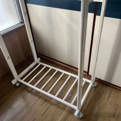 木製ハンガーラックの画像