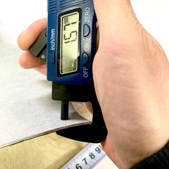 ラグ用の毛付き牛革の端材の画像