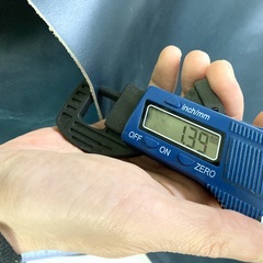 姫路産　ネイビー（グリーン？）の革端材の画像