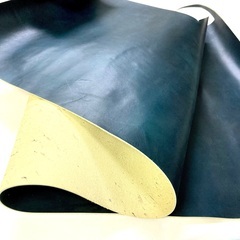 姫路産　ネイビー（グリーン？）の革端材の画像