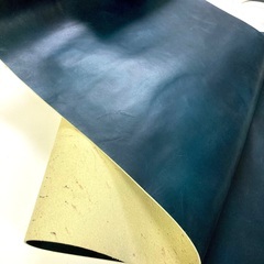 姫路産　ネイビー（グリーン？）の革端材の画像