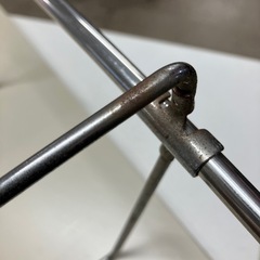 O2511-463 机上棚 ブックスタンド 引き出し2個付き キズ汚れサビ有り 中古の画像