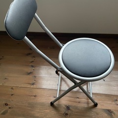 折りたたみ椅子の画像