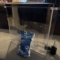 タンク型浄水器とカートリッジ一つの画像