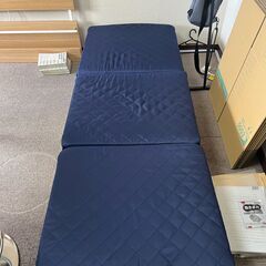 簡易折り畳みベットの画像