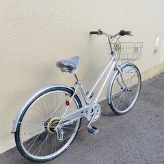 26インチ オートライト、6段変速、前後ともパンクに強い、すごく固いアンチパンクタイヤがついてる中古自転車です。防犯登録も込みの料金なので、購入後手間なくそのまま乗れますの画像