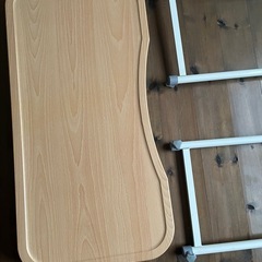 ベッド上のテーブル　　キャスター付きの画像