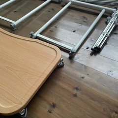 ベッド上のテーブル　　キャスター付きの画像