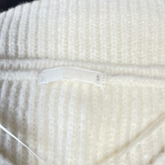 GU Vネックニット トップス Sサイズの画像