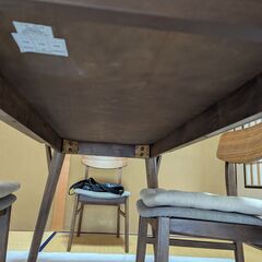 ニトリ ダイニングテーブル + 椅子3脚（1脚は汚れのため除外）の画像