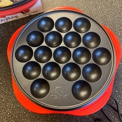 M2511-309 電気卓上たこ焼き器 GD-K18 レッド 18個焼き 通電確認済み 中古美品 外箱キズ汚れ有り の画像