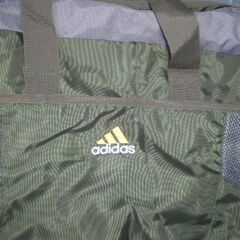 アディダス　ナイロン　ボストンバッグ　横幅58㎝縦幅27㎝高さ30㎝くらいの画像