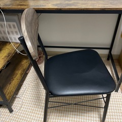 パソコンデスクと椅子のセットの画像