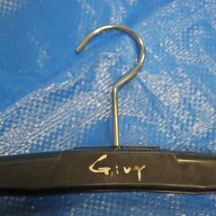 中古品　2625　ハンガー50本まとめ売り　同型50本　店舗用　硬質プラスチック　レナウン　GIVY　滑り止めあり　ボトム用フックありの画像