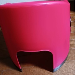 ミッキーマウス子供用イス、はらぺこあおむし食器セットの画像