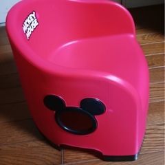 ミッキーマウス子供用イス、はらぺこあおむし食器セットの画像
