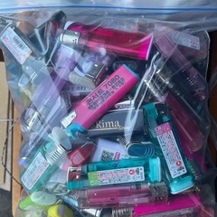 大量のライターの画像