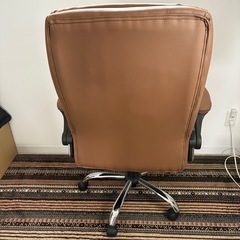 【至急】チェア イス 回転可能 肘掛け付き 茶色の画像