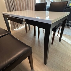 ダイニングテーブルとイス4脚の画像