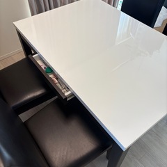 ダイニングテーブルとイス4脚の画像