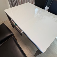 ダイニングテーブルとイス4脚の画像