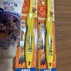 歯ブラシと歯磨き粉の画像