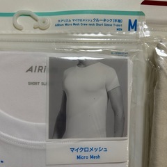未使用メンズTシャツ4点セット紳士男性用UNIQLO ユニクロエアリズムマイクロメッシュクルーネック（半袖）GU ジーユーCREWNECKT-SHIRT クルーネックＴシャツblack ブラック黒色系NATURALナチュラル白色系オフホワイトの画像