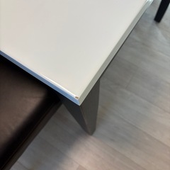 ダイニングテーブルとイス4脚の画像