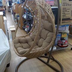 美品！ ハンギングチェア たまご型 ブラウン系 クッション・枕付き 1人用 室内 リラックスチェア イス　西岡店の画像