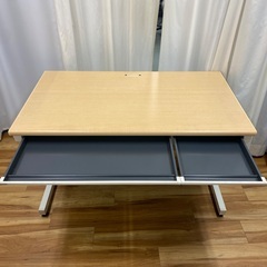 オフィスデスクの画像