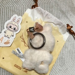 ラブブ イニシャル ぬいぐるみペンダント Aの画像