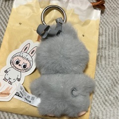 ラブブ イニシャル ぬいぐるみペンダント Cの画像