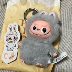 ラブブ イニシャル ぬいぐるみペンダント Cの画像