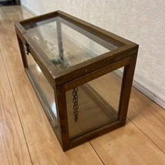 ガラス木枠ディスプレイの画像