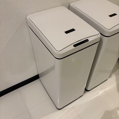 自動開閉ゴミ箱 2つ 白 バッテリー 極美品の画像