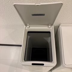 自動開閉ゴミ箱 2つ 白 バッテリー 極美品の画像