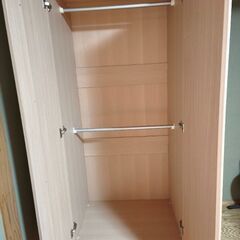 ナチュラルカラーのワードローブ（ハンガーバー2本）の画像