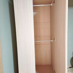 ナチュラルカラーのワードローブ（ハンガーバー2本）の画像