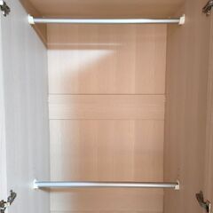 ナチュラルカラーのワードローブ（ハンガーバー2本）の画像