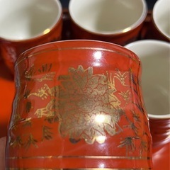 [美品]天然木のお盆と
湯呑み5個の画像