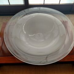 ガラス製大皿２つ(直径60cmと45cm）と木製の台の画像