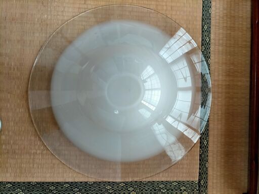 ガラス製大皿２つ(直径60cmと45cm）と木製の台