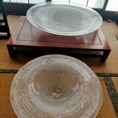 ガラス製大皿２つ(直径60cmと45cm）と木製の台の画像